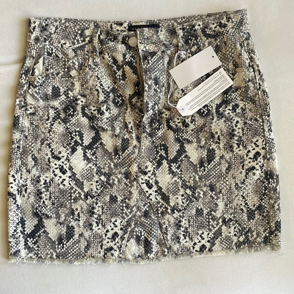 Snakeskin skirt NWT.